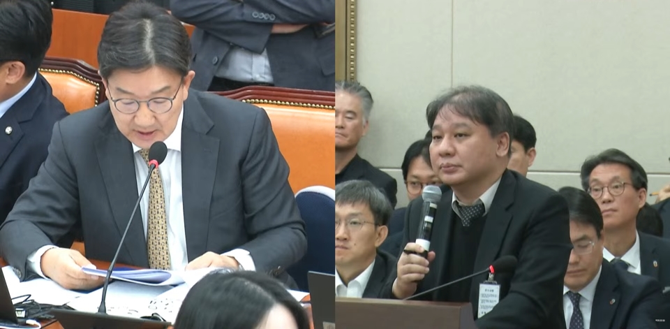 김태영 웹젠 대표(우측)가 21일 오후 서울 여의도 국회에서 열린 공정거래위원회 국정감사에서 권성동 국민의힘 의원(좌측) 질의에 답하고 있다. / 사진=국회의사중계시스템