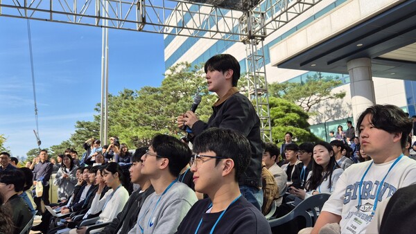 심사위원단으로 참석한 신입사원이 발표자에게 질문하고 있다. / 사진=최동훈 기자