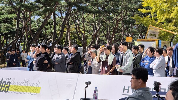 연구소 임직원들이 아이디어 발표를 지켜보고 있다. / 사진=최동훈 기자