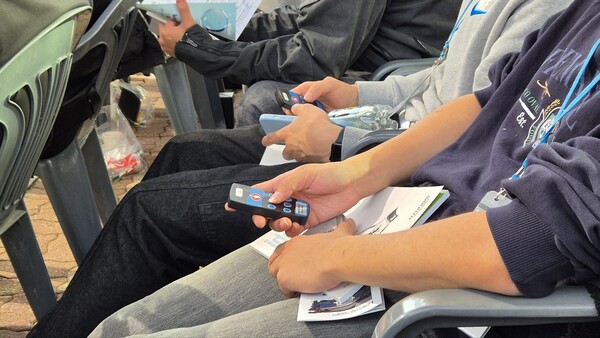 신입사원 50명으로 구성된 심사위원단이 발표자 아이디어에 대한 항목별 전자투표를 진행하고 있다. / 사진=최동훈 기자