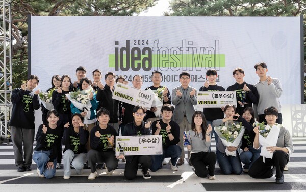 양희원 사장(뒷줄 오른쪽 네번째)이 아이디어 페스티벌 본선 참가자들과 기념 촬영하고 있다. / 사진=현대자동차·기아
