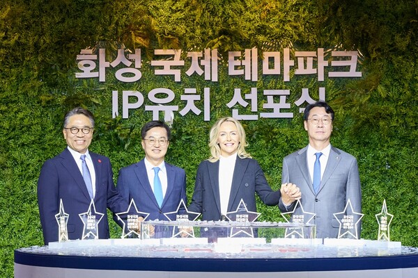 ‘화성국제테마파크 글로벌 IP사 유치 선포식’에서 참석자들이 기념사진을 촬영하고 있다. (왼쪽부터) 임영록 신세계그룹 사장, 김동연 경기도지사, 마리 막스 파라마운트 테마파크 엔터테인먼트부문장, 정명근 화성시장 /사진 제공=신세계프라퍼티