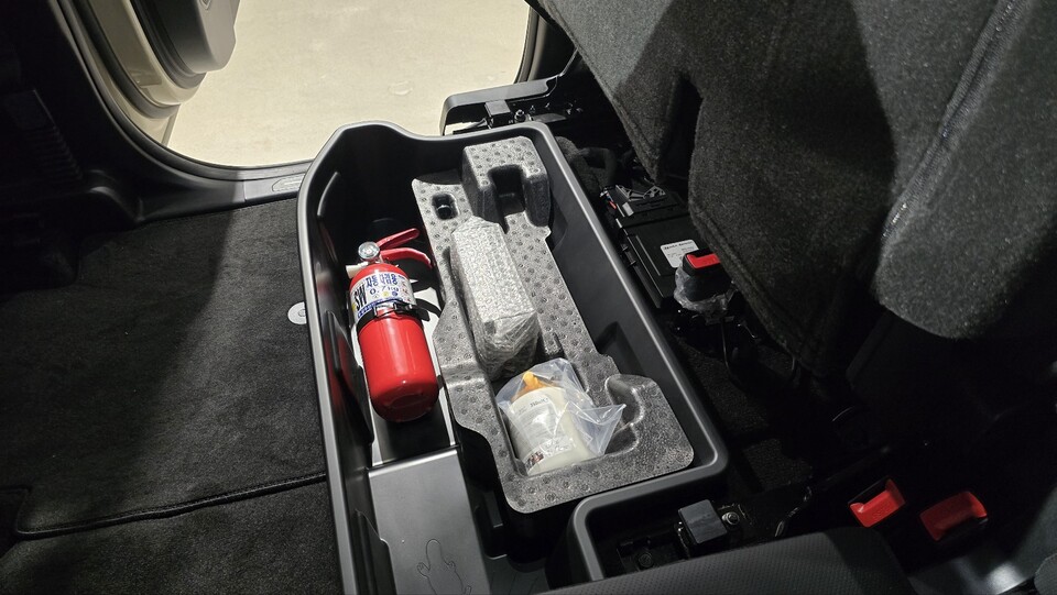 2열 시트 아래에 있는 대용량 적재공간. / 사진=박성수 기자