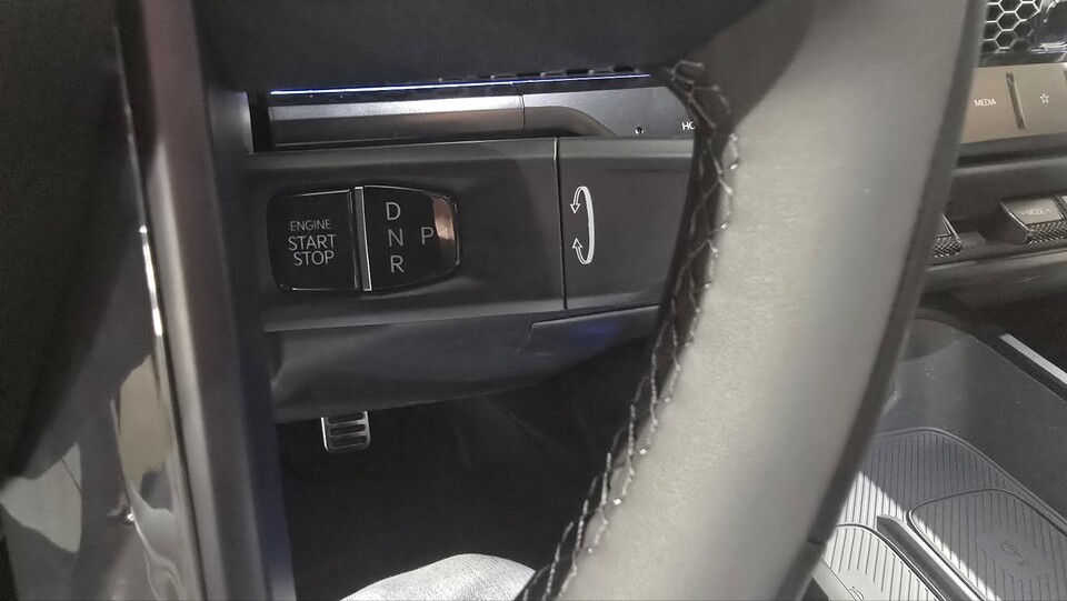 컬럼식 변속기를 채택했다. / 사진=박성수 기자