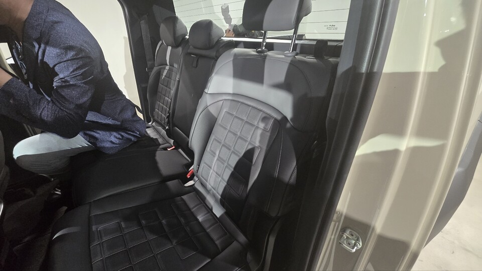 슬라이딩 리클라이닝 기능을 통해 2열 탑승자도 비스듬하게 누울 수 있다. / 사진=박성수 기자 