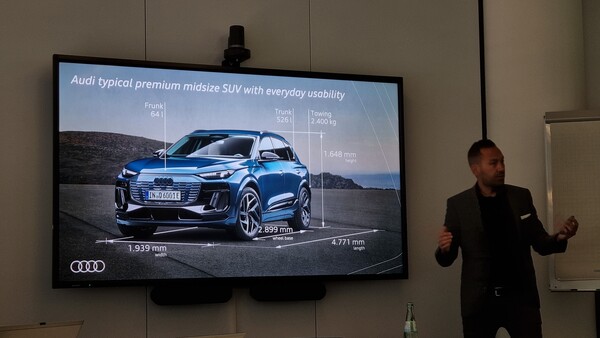크리스티안 슈타인호스트 아우디 상품 매니저가 지난 7월 26일(현지시간) 한국 취재진을 만나 Q6 e-트론의 제원에 대해 설명하고 있다. / 사진=최동훈 기자
