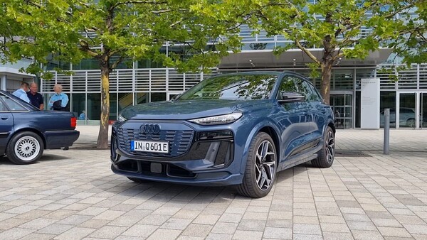 독일 잉골슈타트에 위치한 시설 아우디 포럼 잉골슈타트의 광장에 Q6 e-트론이 주차돼 있다. / 사진=최동훈 기자