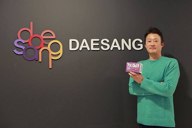 김종욱 대상(주) 마케팅팀장이 5가지 기능성 원료를 함유시켜 개발한 초콜릿 제품을 소개하고 있다. / 사진=대상