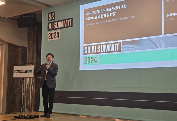 박문필 SK하이닉스 HBM PE 담당 부사장이 5일 코엑스에서 열린 SK AI 서밋 ‘가속기 트렌드와 HBM 전망’ 세션에서 발표하고 있다. / 사진=고명훈 기자