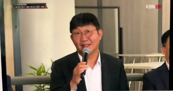 KT 넷코어 대표로 내정된 최시환 KT 대구경북광역본부장 전무가 지난 4일 사내 방송을 통해 기술 전문 자회사의 향후 계획에 대해 설명하는 ‘CEO 특별 대담’에서 답변하고 있다. / 사진 = KT 사내방송 캡쳐