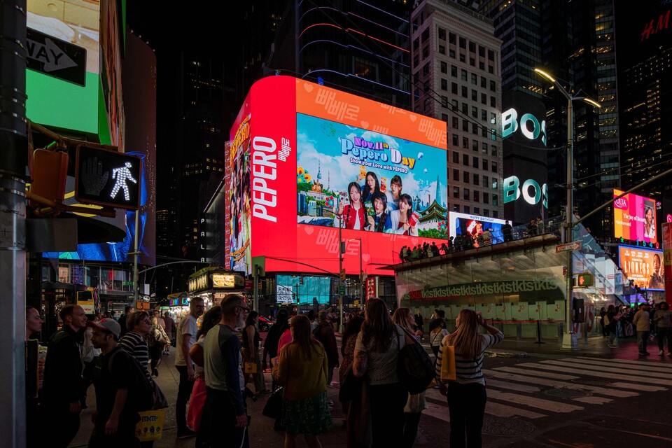 롯데웰푸드 빼빼로 글로벌 광고 캠페인이 뉴욕 타임스퀘어 거리에 상영 중이다. / 사진=롯데웰푸드