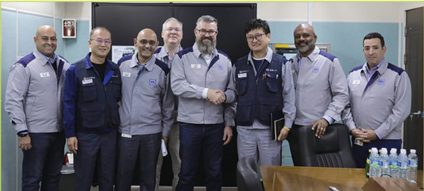 젠슨 피터 클라우센 GM 생산부문총괄 수석부사장(앞줄 왼쪽 네번째)과 안규백 전국금속노조 한국지엠지부 지부장(앞줄 오른쪽 세번째)이 지난달 23일 인천 부평공장에서 만나 간담회를 가진 후 기념 촬영하고 있다. / 사진=전국금속노조 한국지엠지부