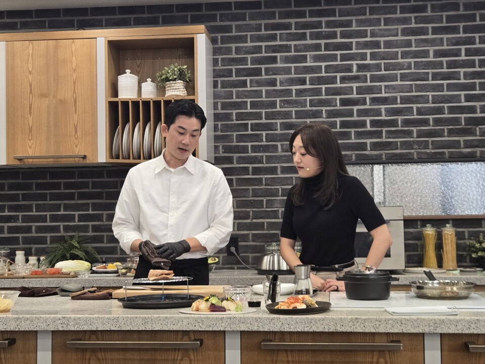 임희원 셰프가 삼성전자의 AI 주방가전을 활용해 쿠킹쇼를 시연하고 있다. / 사진=고명훈 기자