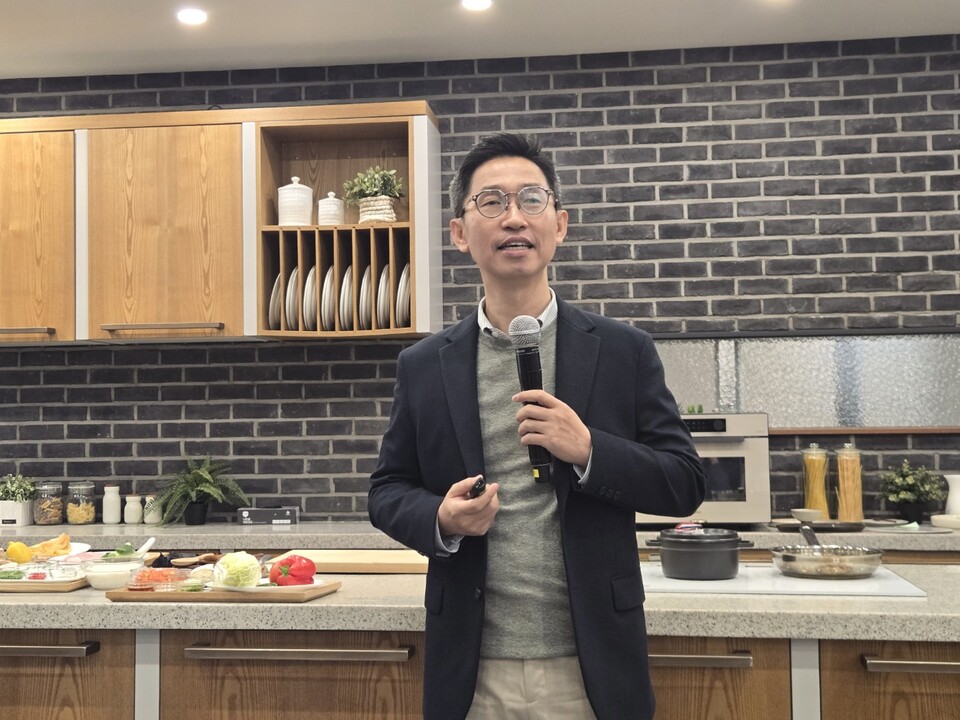 이정주 삼성전자 DA사업부 상무가 6일 영등포 소재 키친 스튜디오에서 열린 ‘삼성 비스포크 AI 키친’ 쿠킹쇼에서 발표하고 있다. / 사진=고명훈 기자