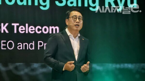 SK ICT 위원장을 맡고 있는 유영상 SK텔레콤 대표가 4일 서울 강남구 코엑스에서 열린 ‘SK AI 서밋’에서 기조연설을 하고 있다. / 사진 = 김용수 기자