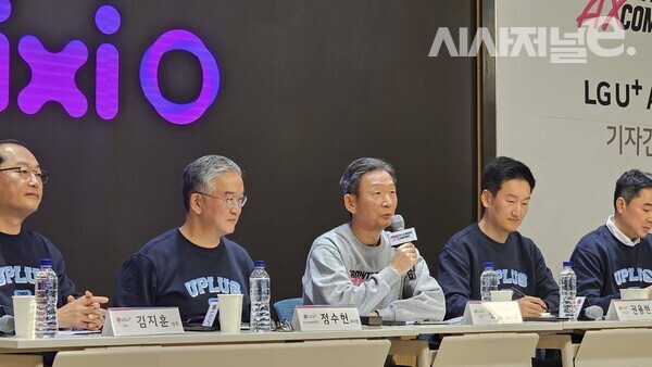 왼쪽부터 김지훈 LG유플러스 최고전략책임자(CSO) 상무, 정수헌 LG유플러스 컨슈머부문장 부사장, 황현식 LG유플러스 대표이사 사장, 권용현 LG유플러스 기업부문장 전무, 이상엽 LG유플러스 최고기술책임자(CTO) 전무 등이 7일 서울 용산구 LG유플러스 본사에서 열린 기자간담회에서 질문에 답하고 있다. / 사진 = 김용수 기자