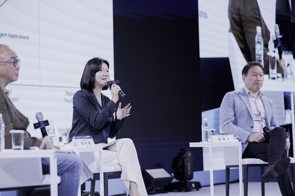 19일 제주신라호텔에서 개최된 대한상의 제주포럼에서 최수연 네이버 대표(가운데)가 최태원 대한상의 회장 겸 SK그룹 회장(오른쪽), 정송 카이스트 김재철AI대학원 원장과 ‘AI 시대, 우리 기업의 도전과 미래 비전’을 주제로 대담을 나누고 있다. / 사진 = 네이버