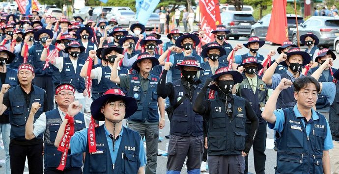포스코 노동조합이 지난해 9월 전남 광양제철소 앞에서 쟁의대책위원회 출범식을 개최하고 있다. / 사진=연합뉴스