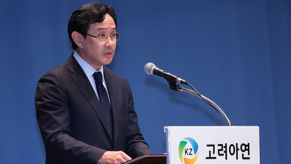 최윤범 고려아연 회장이 13일 서울 중구 대한상공회의소에서 열린 고려아연 기자회견에서 기자회견문을 낭독하고 있다. / 사진=연합뉴스