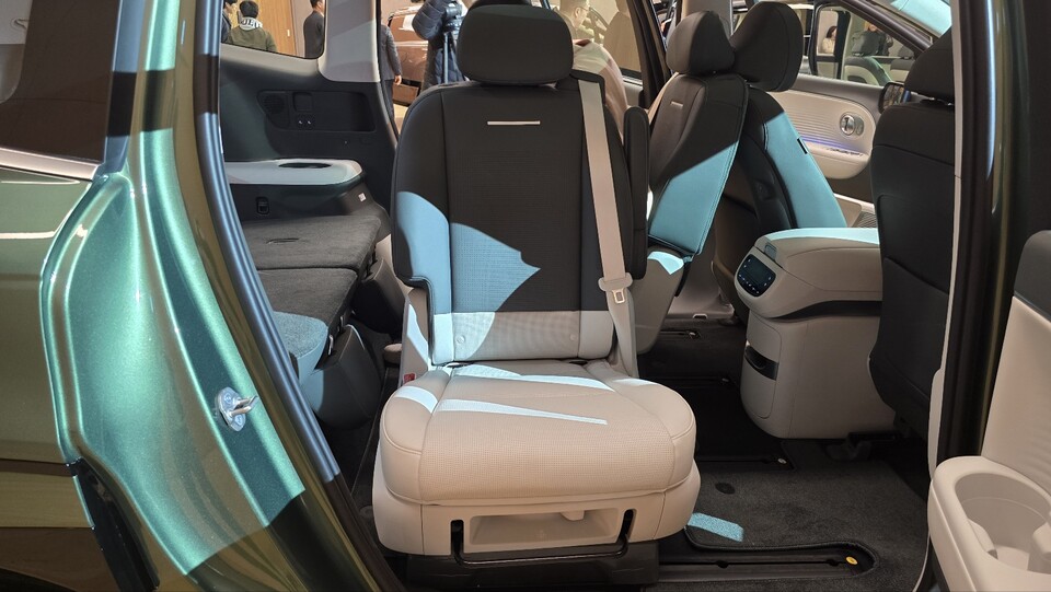 카시트를 싣기 용이하게 차문 쪽으로 시트를 돌린 모습. / 사진=박성수 기자