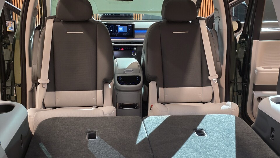 2열을 돌리고 3열을 접으면 해당 공간을 테이블 처럼이용할수도 있다. / 사진=박성수 기자