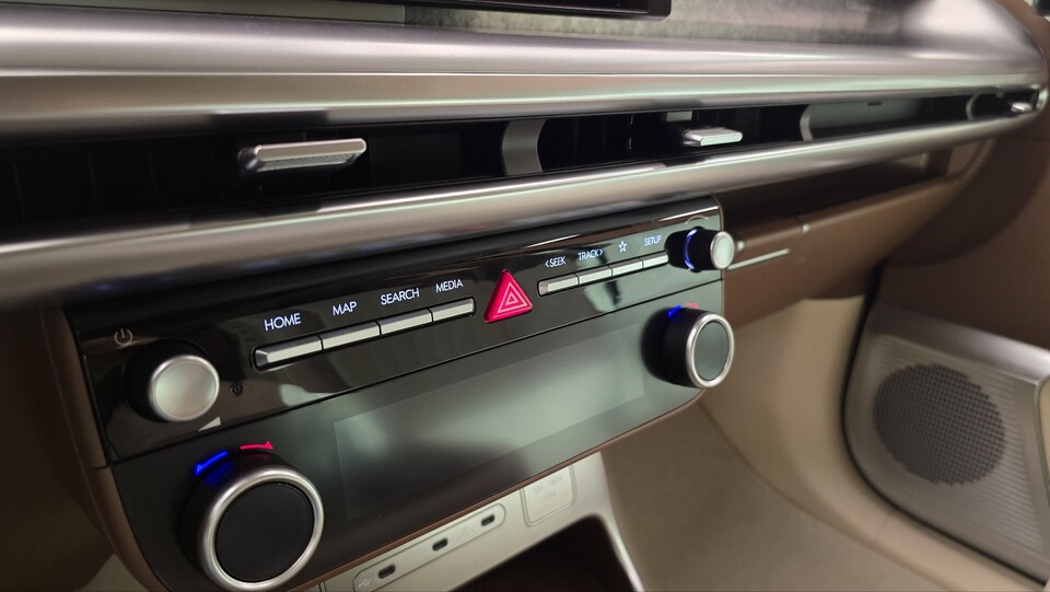 센터페시아 부분에는 주로 쓰는 기능을 버튼과 다이얼 식으로 구성했다. / 사진=박성수 기자