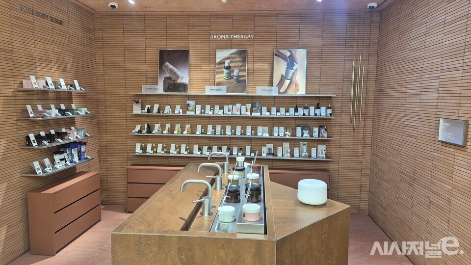 올리브영N성수 매장 곳곳엔 체험존이 배치됐다. / 사진=한다원 기자