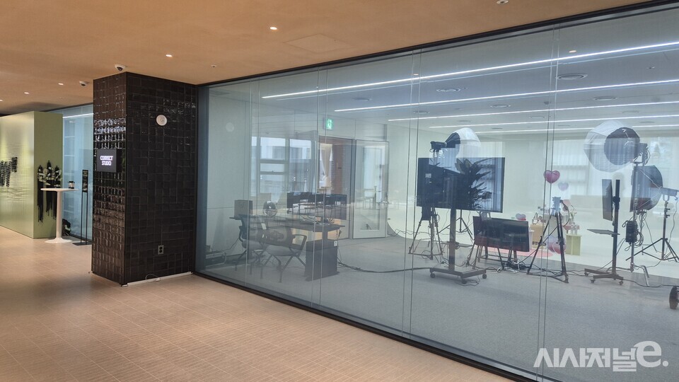 올리브영N성수 멤버십 라운지 커넥트 스튜디오. / 사진=한다원 기자