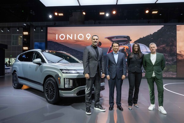 현대차 경영진이 21일(현지시간) 미국 LA 컨벤션센터에서 개최된 2024 LA 오토쇼에 참석해 아이오닉9 앞에서 기념촬영하고 있다. 왼쪽부터 랜디 파커 현대차 미국판매법인(HMA) CEO, 호세 무뇨스 현대차 사장, 올라비시 보일 현대차 북미권역 제품기획 및 모빌리티전략 담당(전무), 사이먼 로스비 현대디자인센터장(전무). / 사진=현대차