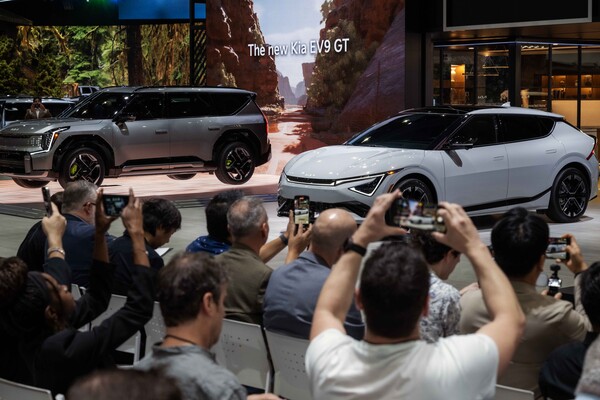 2024 LA 오토쇼 기아 부스에 취재진이 모여 있다. / 사진=기아