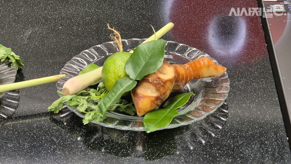 신라면 똠얌 페이스트 재료들. / 사진=한다원 기자