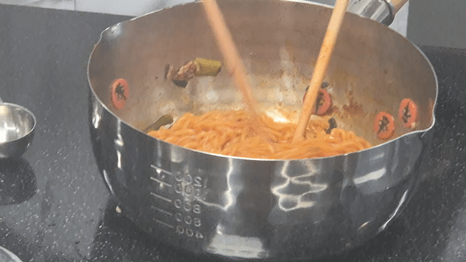 농심 연구원이 신라면볶음면 똠얌을 비비고 있다. / 사진=한다원 기자