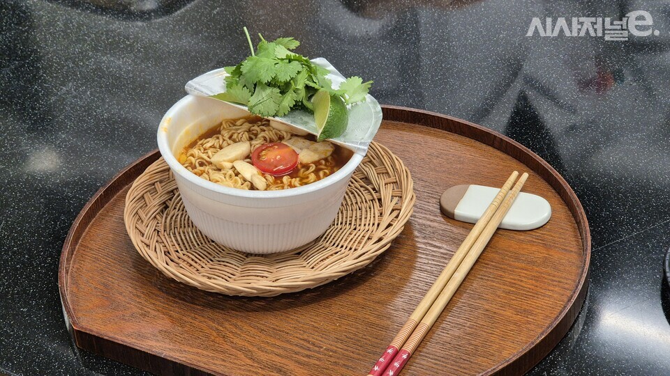 육개장 사발면으로 만들어본 똠얌. / 사진=한다원 기자