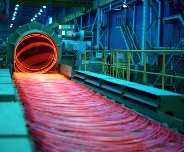 포스코 포항제철소 1선재공장에서 제품이 생산되는 모습. / 사진=포스코
