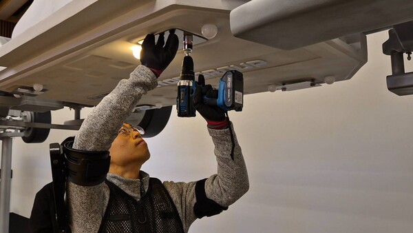 엑스블 숄더를 착용하고 모사 작업공간에서 성능을 체험하고 있다. / 사진=최동훈 기자