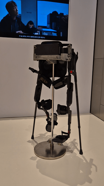 현대차·기아가 국군수도병원 등 일부 의료시설에 시범 제공한 재활치료용 보행 보조 웨어러블 로봇 엑스블 멕스(X-ble MEX)가 작동하고 있다. / 영상=최동훈 기자