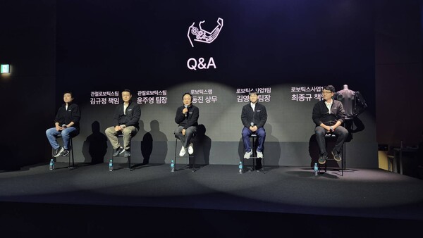 현대차·기아 로보틱스랩 구성원들이 취재진 질문에 답하고 있다. 왼쪽부터 김규정 관절로보틱스팀 책어미, 운주영 관절로보틱스팀 팀장, 현동진 로보틱스랩장, 김영훈 로보틱스사업1팀 팀장, 최종규 로보틱스사업1팀 책임. / 사진=최동훈 기자