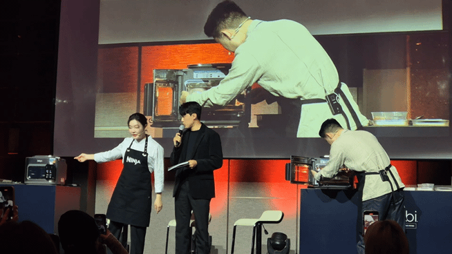 나폴리 맛피아 권성준 셰프가 닌자를 이용해 요리 시연하고 있다. / 사진=한다원 기자