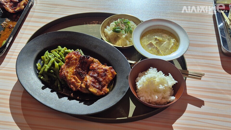 장사천재 조사장 조서형 셰프가 만든 요리. / 사진=한다원 기자