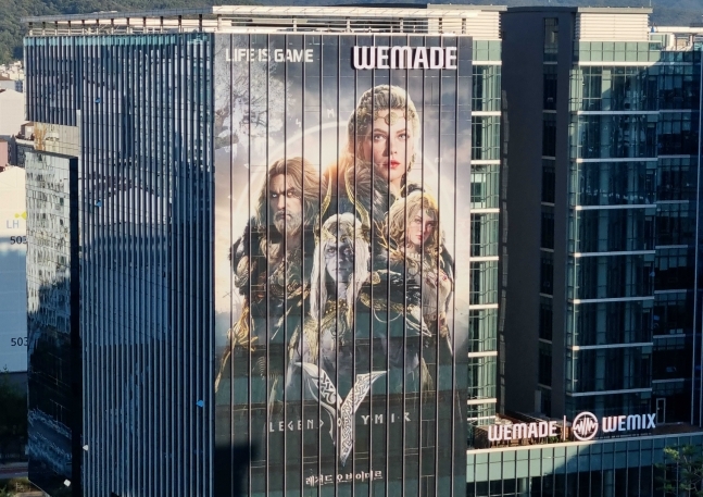 신작 '레전드오브이미르'로 래핑한 위메이드 사옥 전경 / 사진=위메이드