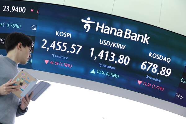 국내 증시가 간밤 발생한 계엄령 사태에 급락 출발했다. 원·달러 환율도 급등으로 장을 시작했다. / 사진=연합뉴스.