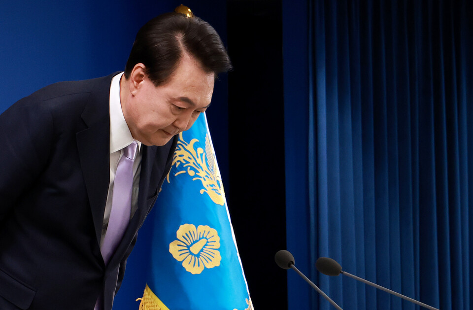 윤석열 대통령이 7일 오전 서울 용산 대통령실 청사 브리핑실에서 열린 '대국민담화 및 기자회견'에서 국민들에게 사과하며 고개 숙여 인사하고 있다. / 사진=연합뉴스