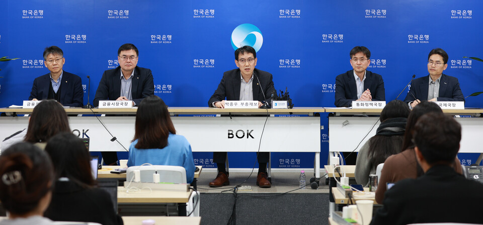 4일 오전 서울 중구 한국은행에서 금융·외환시장 점검 및 시장안정화 조치 실시 관련 기자간담회가 개최되고 있다.왼쪽부터  이병목 금융결제국장, 최용훈 금융시장국장, 박종우 부총재보, 최창호 통화정책국장, 윤경수 국제국장./사진=한국은행