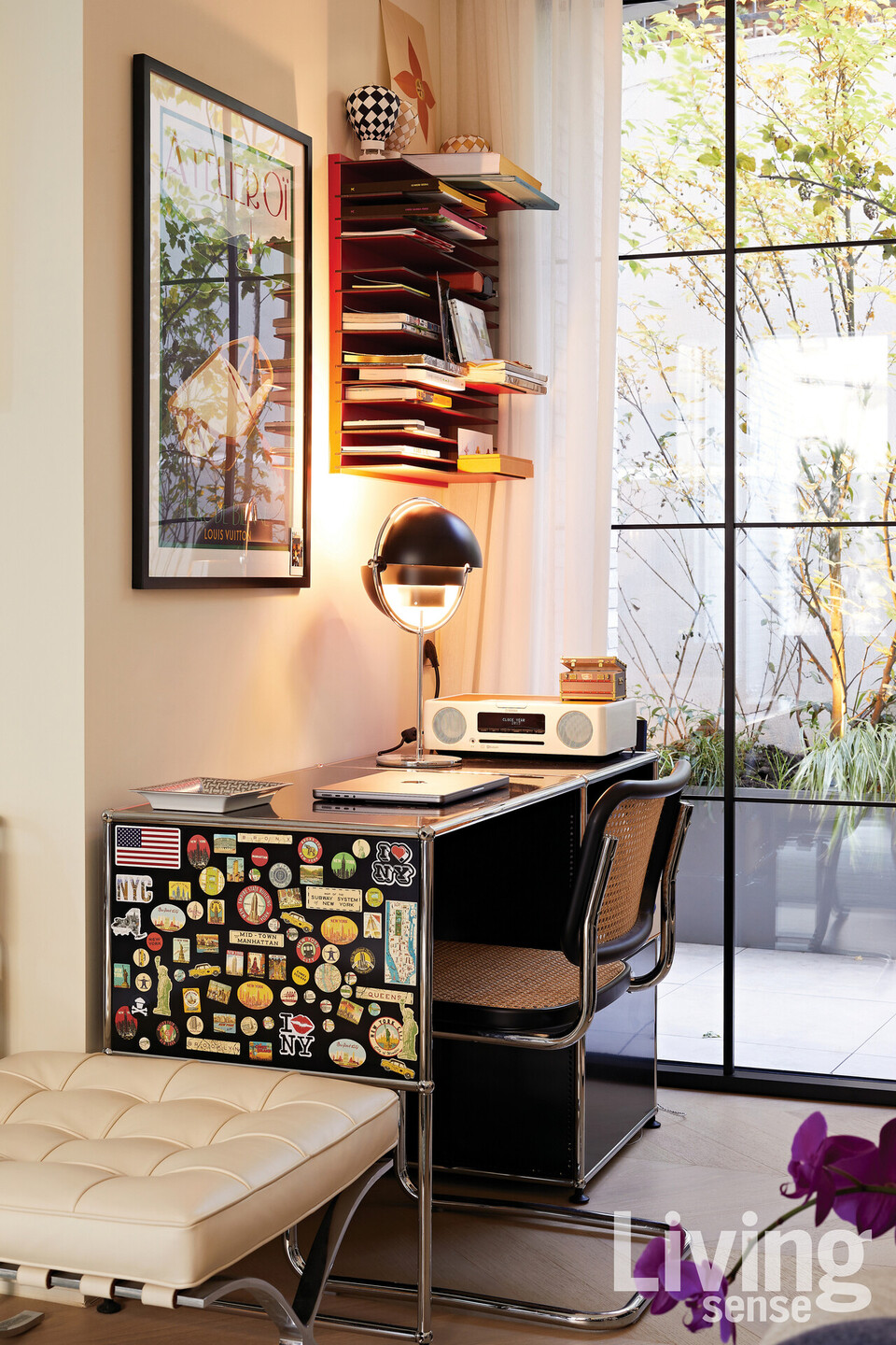 자연과 늘 함께하는 감각을느낄 수 있도록 테라스와맞닿은 곳에 연출한 서재.