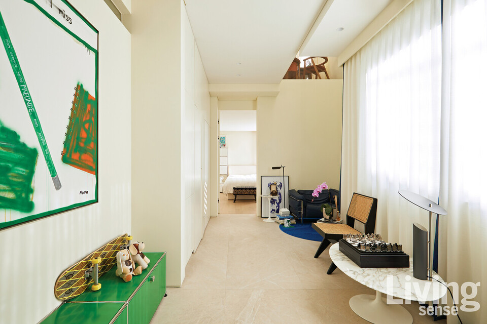 아이보리 톤의 마감재로 통일한 2층 공간에 그린과 블루 컬러의 작품 및 가구로 포인트를 주었다.