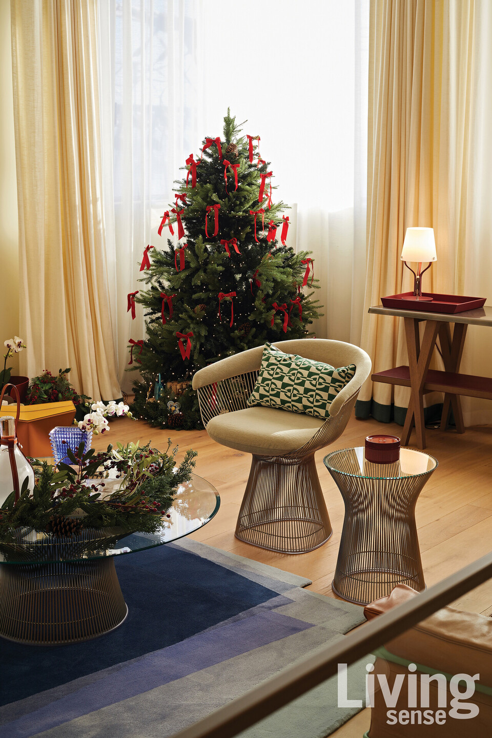 크리스마스를 테마로 꾸민 3층의 거실. 놀의 플래트너 커피 테이블과 체어, 사이드 테이블 등이 장식적인 매력을 발산한다.