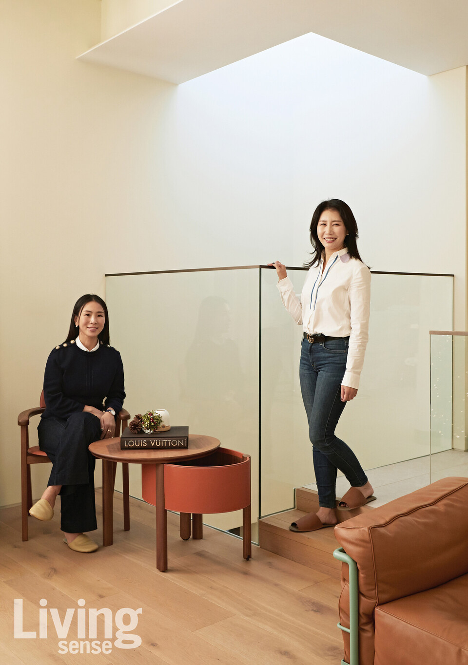 엔조 마리Enzo Mari가 에르메스를 위해 디자인한 메티에르Metiers 체어에 앉아 있는 김상미 씨와 그 옆에 선 채윰 김경미 대표.