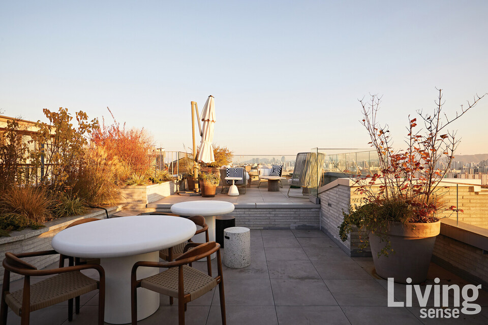 케이브홈의 가든 체어 및 테이블을 배치한 루프톱 테라스에서는 서울의 전경이 파노라마로 펼쳐진다.