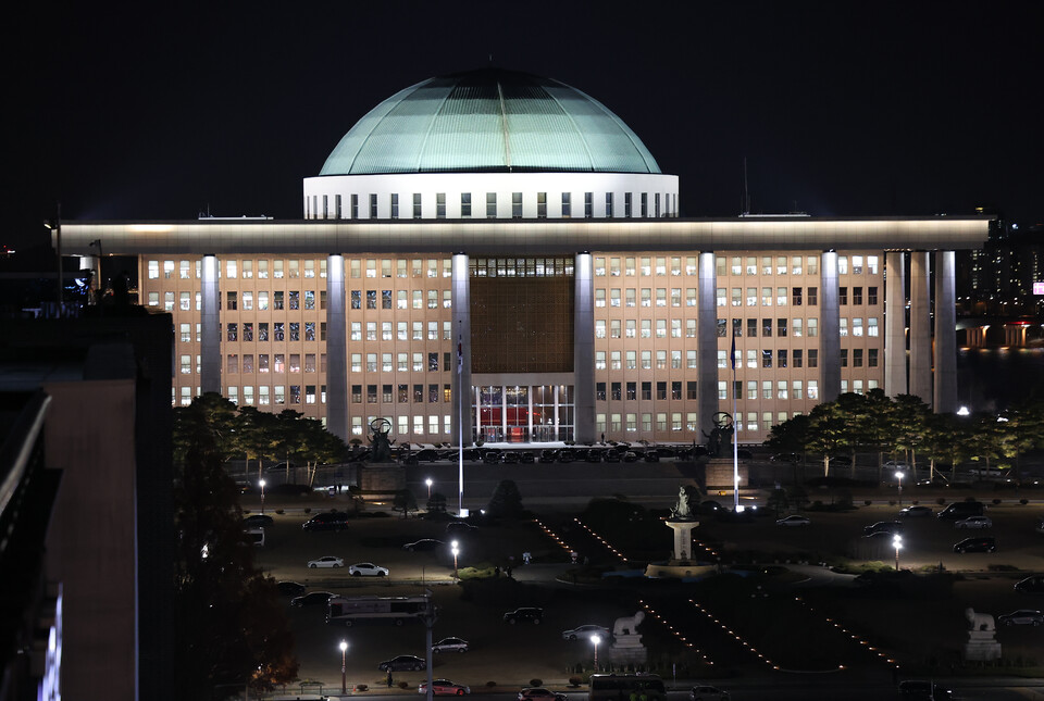 6일 오후 서울 영등포구 국회의사당의 불이 환하게 켜져 있다. / 사진=연합뉴스