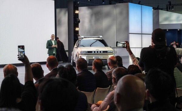 현대자동차가 지난달 21일(현지시간) 미국 로스앤젤레스 LA 컨벤션 센터에서 열린 LA 오토쇼에 참가해 수소연료전기차 콘셉트카 이니시움을 소개하고 있다. / 사진=현대자동차